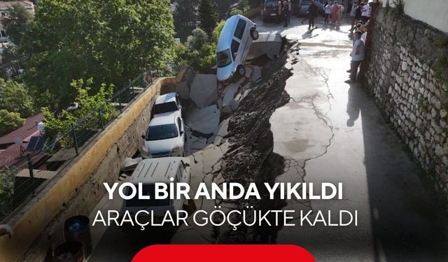 Bir anda yer yarıldı! | Aşırı yağışla birlikte çöken yol 5 aracı yuttu...