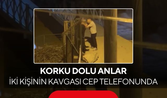 Sokak ortasında kavga! Tesadüfen geçen vatandaşlar ayırdı | İki kişinin kavgası cep telefonuna böyle yansıdı...