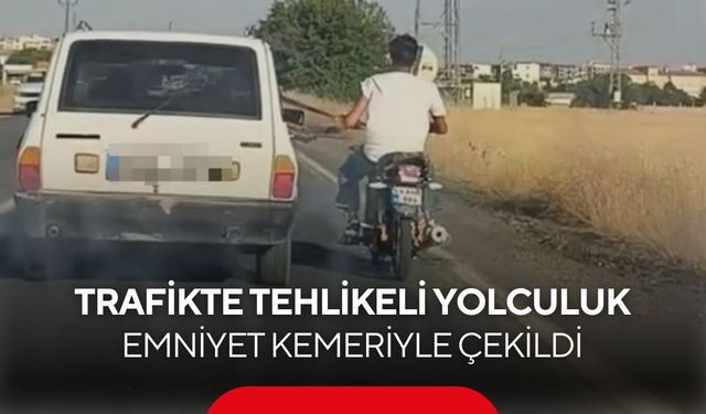 Bunu da yaptı! Motosiklet sürücüsü emniyet kemerine tutunarak gitti...