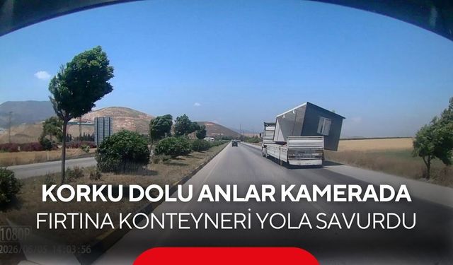 Faciaya ramak kala! Seyir halindeki tırın konteyneri uçtu | Korku dolu anlar kameraya böyle yansıdı...