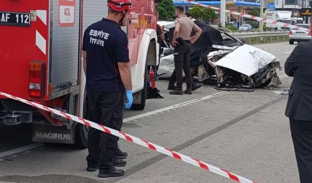 Feci kaza! Park halindeki çekiciye çarpan otomobilde 1 kişi hayatını kaybetti