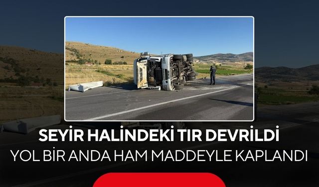 Kontrolden çıkan tır yan yattı! Plastik ham maddeleri yola saçıldı...