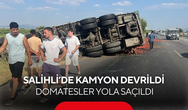 Salihli’de kamyon devrildi: Domatesler yola saçıldı