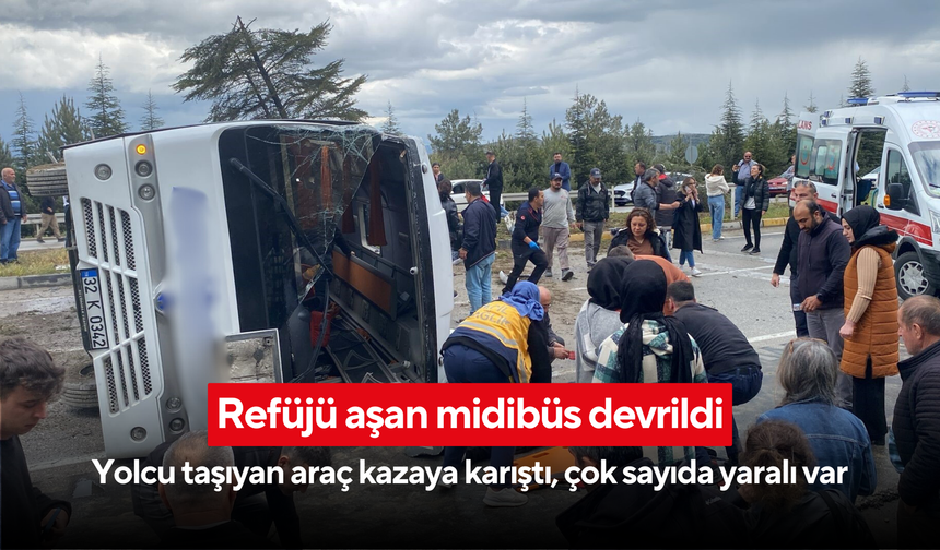 Refüjü aşan midibüs devrildi: Yolcu taşıyan araç kazaya karıştı, çok sayıda yaralı var