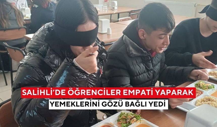 Salihli’de Öğrenciler empati yaparak yemeklerini gözü bağlı yedi