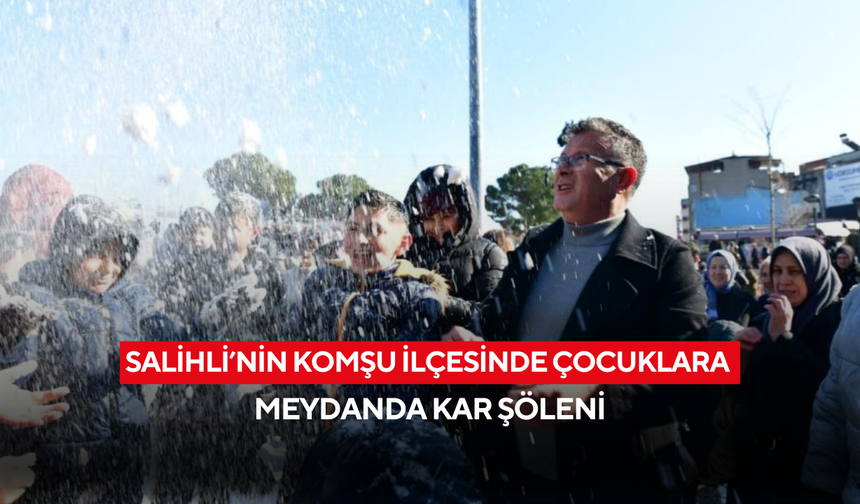 Salihli’nin komşu ilçesinde çocuklara meydanda kar şöleni
