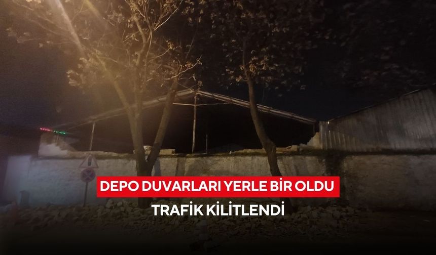 Salihli'de şiddetli fırtına! Depo duvarları yerle bir oldu, trafik kilitlendi