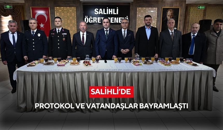 Salihli’de protokol ve vatandaşlar bayramlaştı