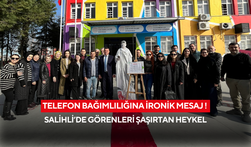 Telefon bağımlılığına ironik mesaj ! Salihli’de görenleri şaşırtan heykel