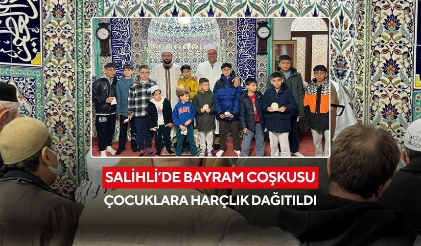 Salihli'de Bayram namazı çıkışı neşeli anlar! Çocuklara harçlık dağıtıldı