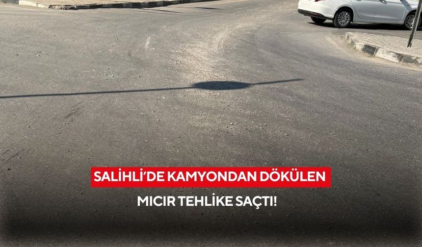 Salihli’de kamyondan dökülen mıcır tehlike saçtı! Sürücüler zor anlar yaşadı
