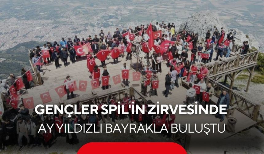 Gençler Spil'in zirvesinde ay yıldızlı bayrakla buluştu