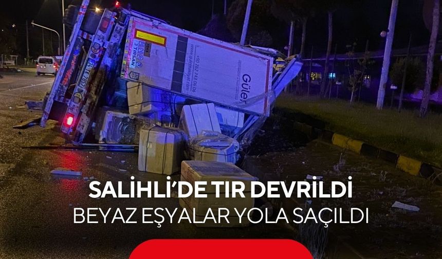 Salihli’de tır devrildi! Beyaz eşyalar yola saçıldı, facia kıl payı atlatıldı