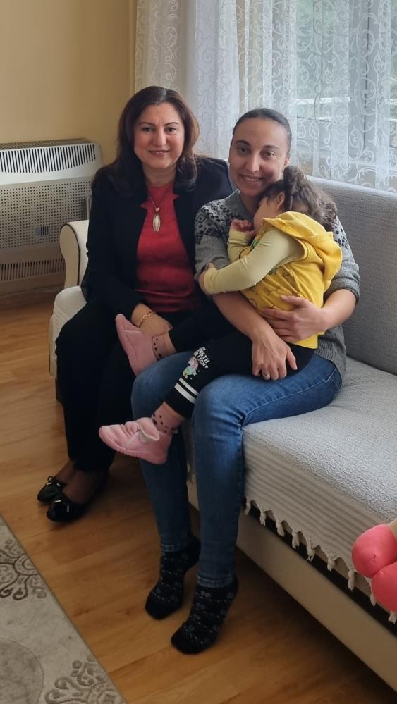 Aile ile sohbet eden Sema Ünlü