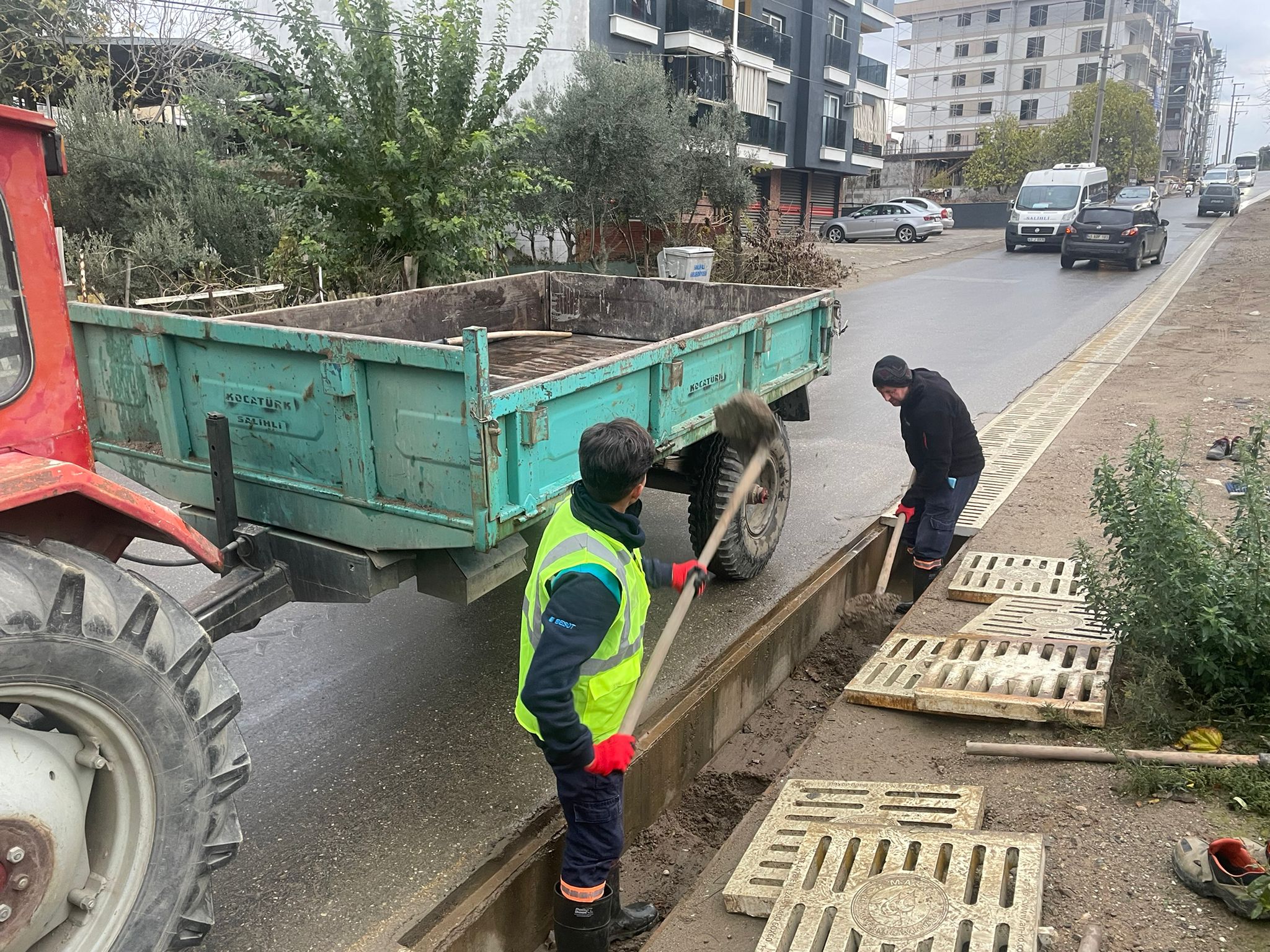 Salihli’de 3 Mahallede Yağmur Suyu Izgaraları Temizlendi (2)