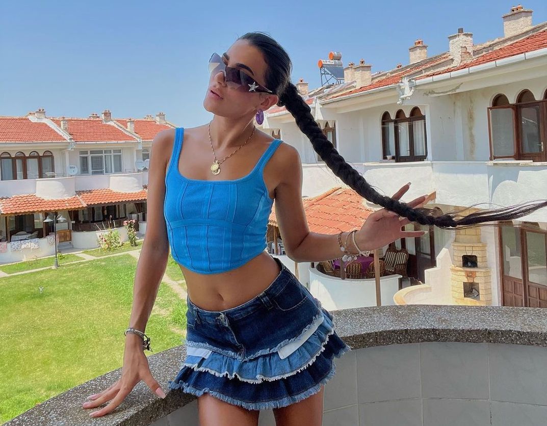 Ask Adasi Yarismacilari Hande Artuk