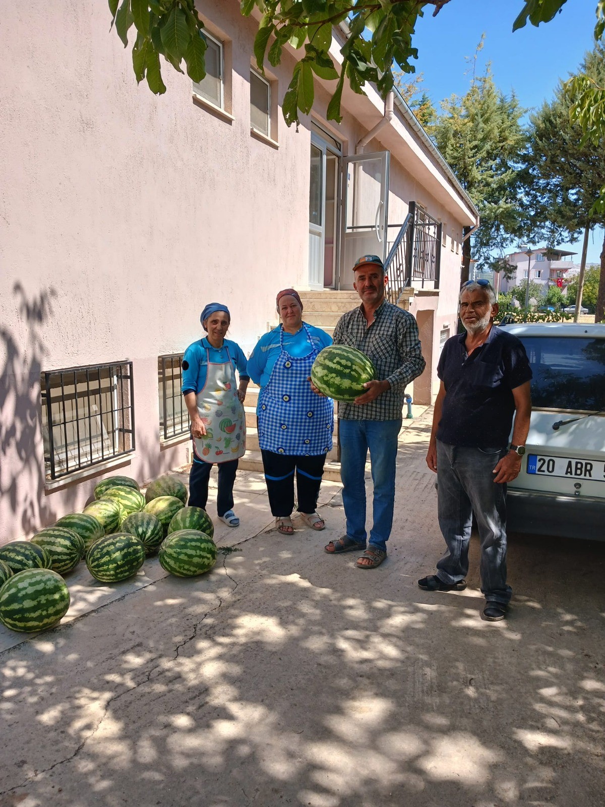 Muhtar Yetistirdigi Karpuzlari Dagitti2