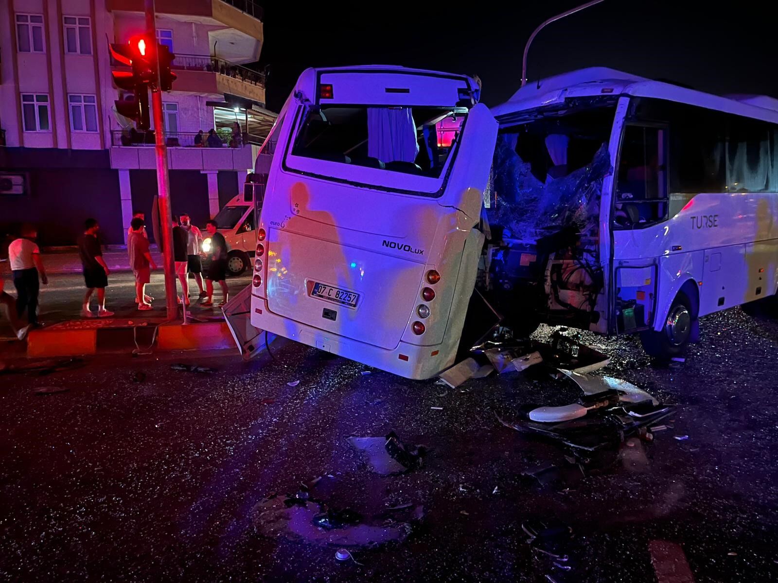 Ruu1435　3月中まで Vardiya sonrası kazaya yakalandılar: 3 midibüs çarpıştı, 6 yaralı