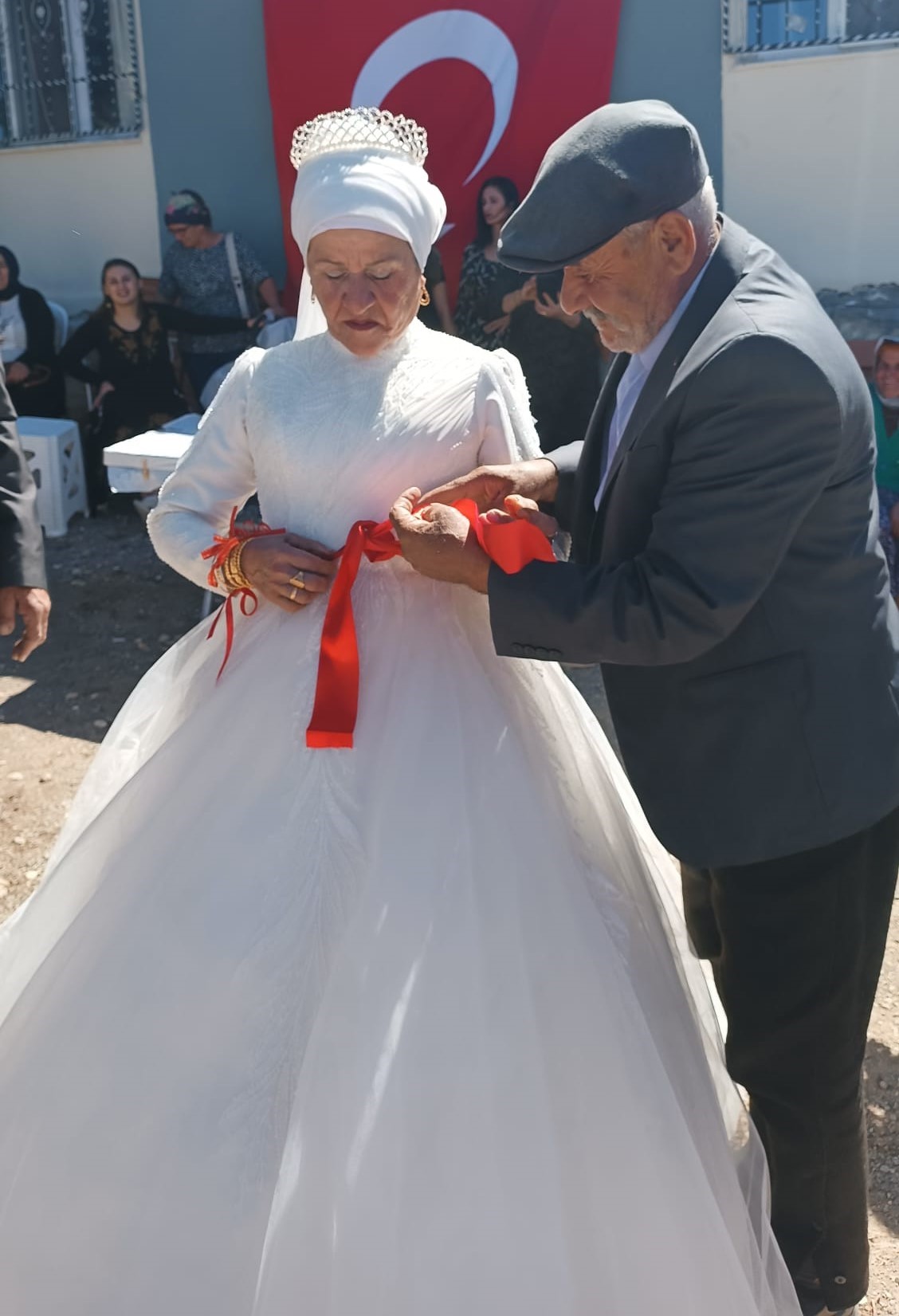 40 Yıl Bekledi, 57 Yaşında Gelin Oldu 4 Çocuklu 9 Torunlu Çift, Yıllar Sonra Düğün Yaptı (2)