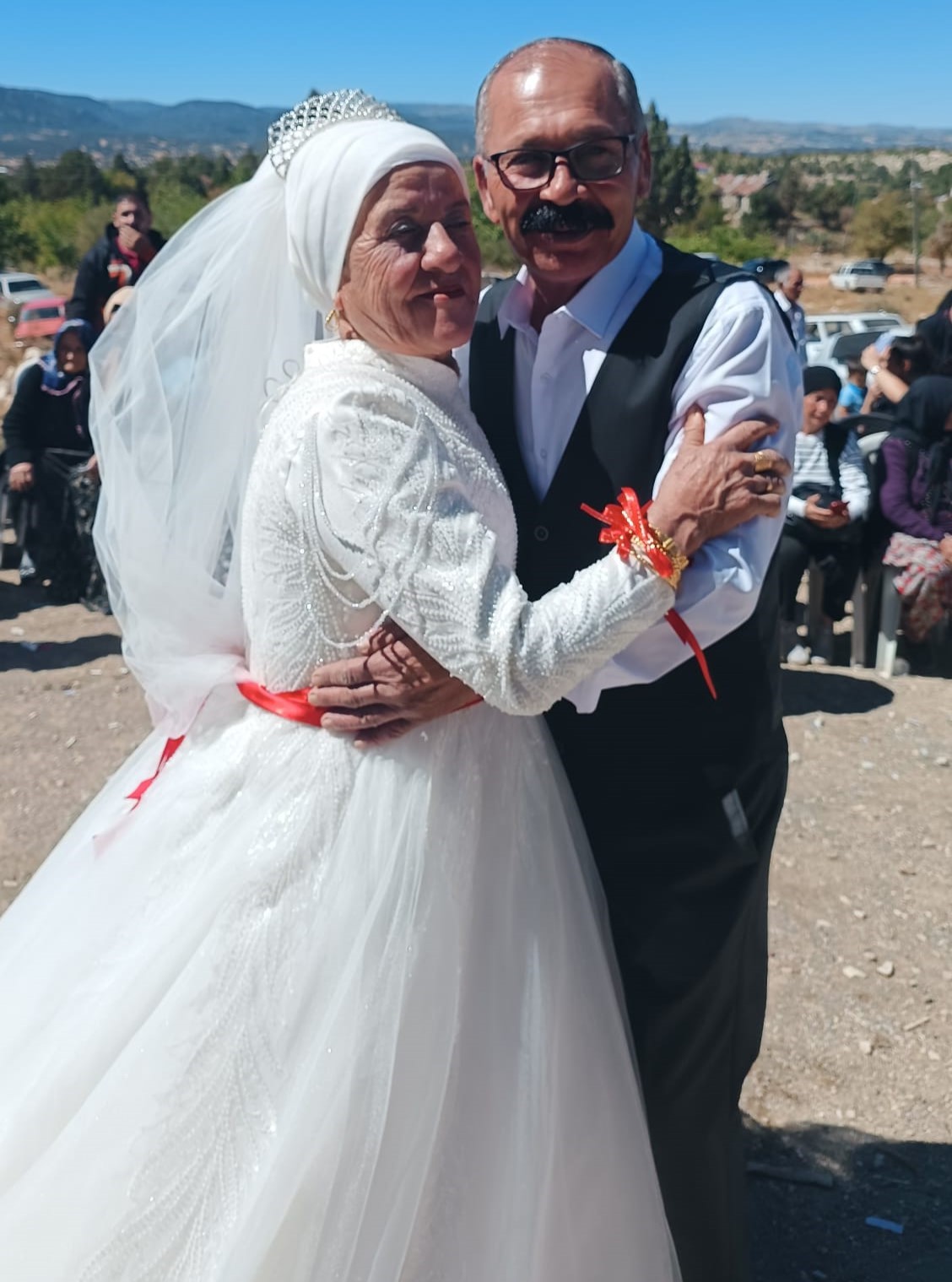 40 Yıl Bekledi, 57 Yaşında Gelin Oldu 4 Çocuklu 9 Torunlu Çift, Yıllar Sonra Düğün Yaptı (3)