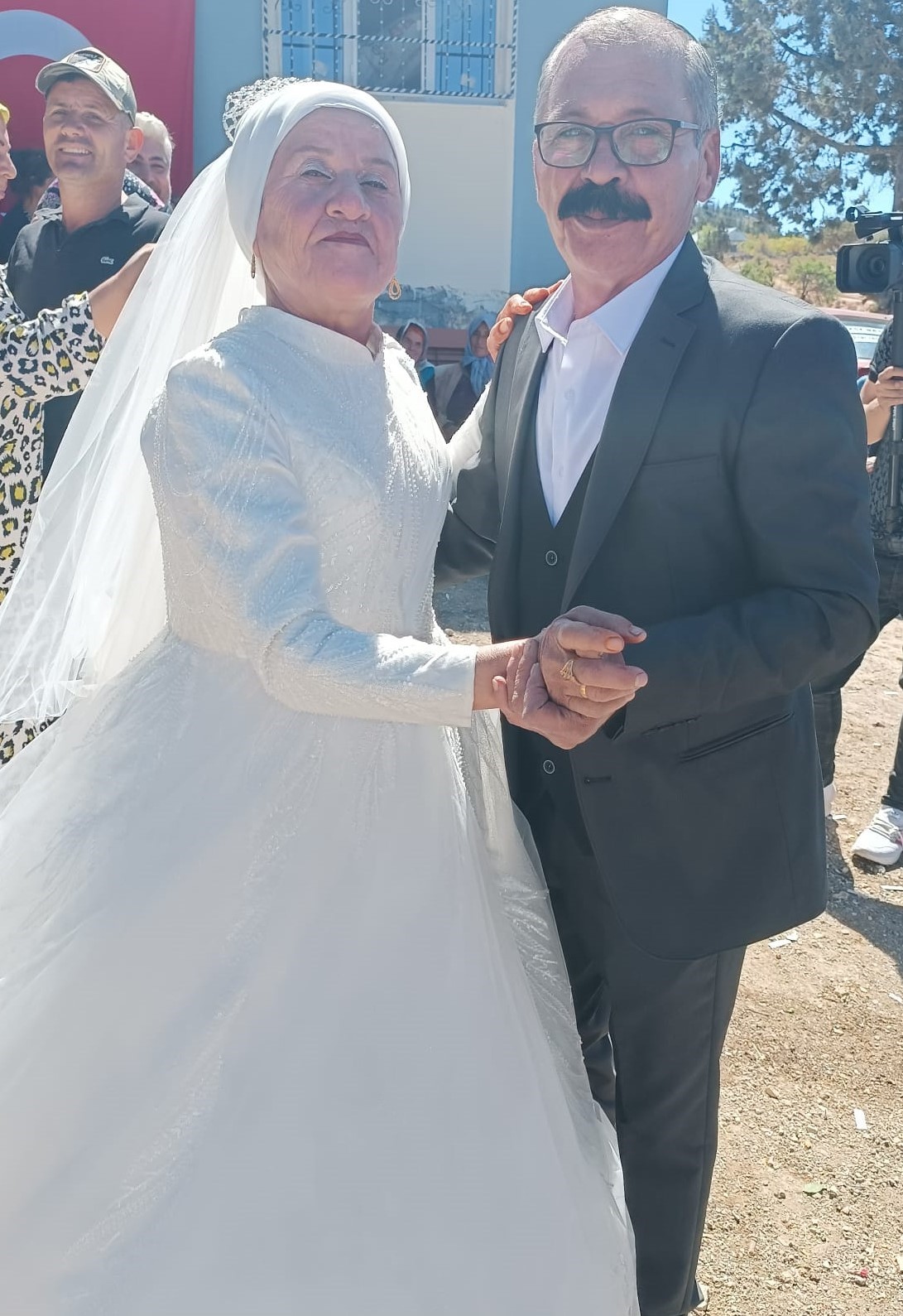 40 Yıl Bekledi, 57 Yaşında Gelin Oldu 4 Çocuklu 9 Torunlu Çift, Yıllar Sonra Düğün Yaptı (4)