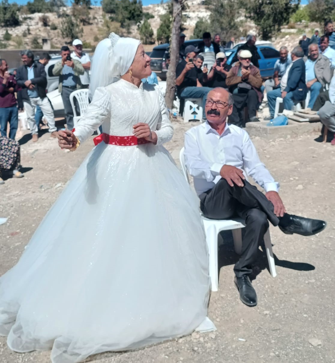 40 Yıl Bekledi, 57 Yaşında Gelin Oldu 4 Çocuklu 9 Torunlu Çift, Yıllar Sonra Düğün Yaptı (6)