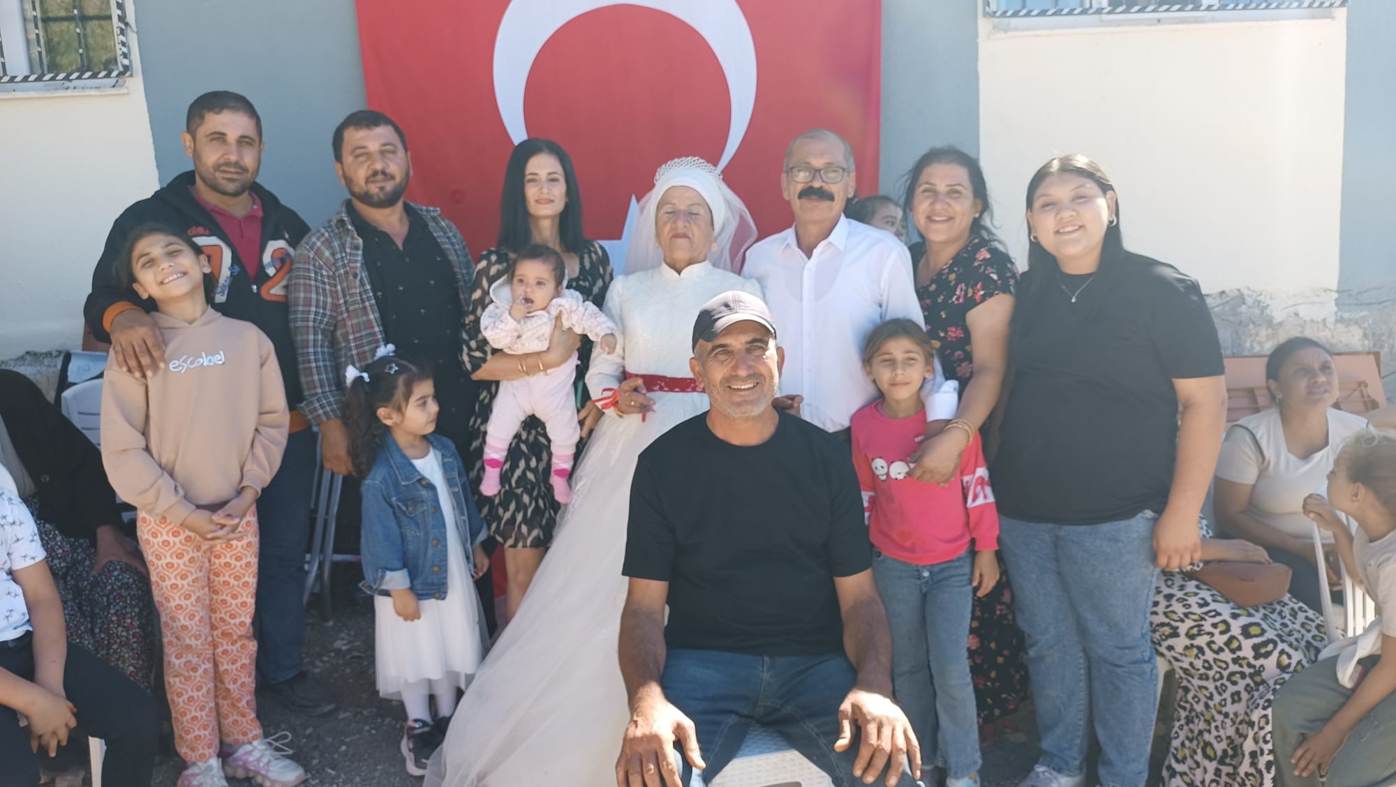 40 Yıl Bekledi, 57 Yaşında Gelin Oldu 4 Çocuklu 9 Torunlu Çift, Yıllar Sonra Düğün Yaptı (7)