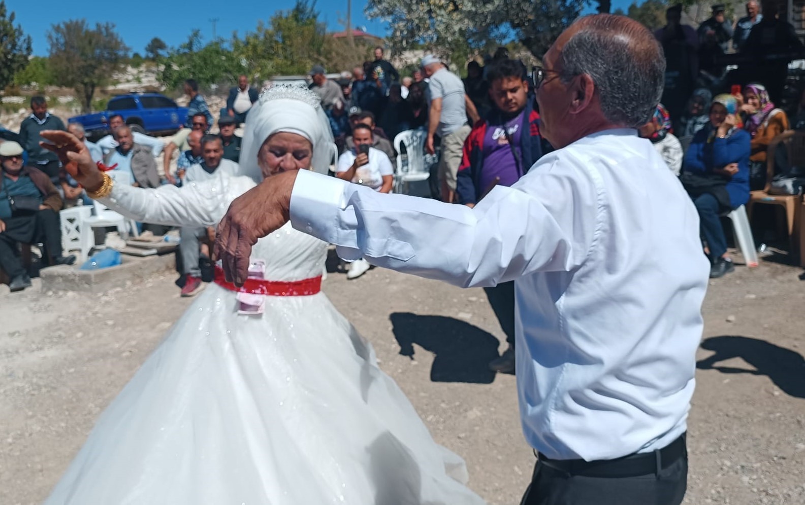 40 Yıl Bekledi, 57 Yaşında Gelin Oldu 4 Çocuklu 9 Torunlu Çift, Yıllar Sonra Düğün Yaptı (8)
