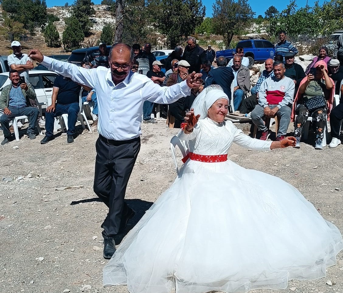 40 Yıl Bekledi, 57 Yaşında Gelin Oldu 4 Çocuklu 9 Torunlu Çift, Yıllar Sonra Düğün Yaptı (9)