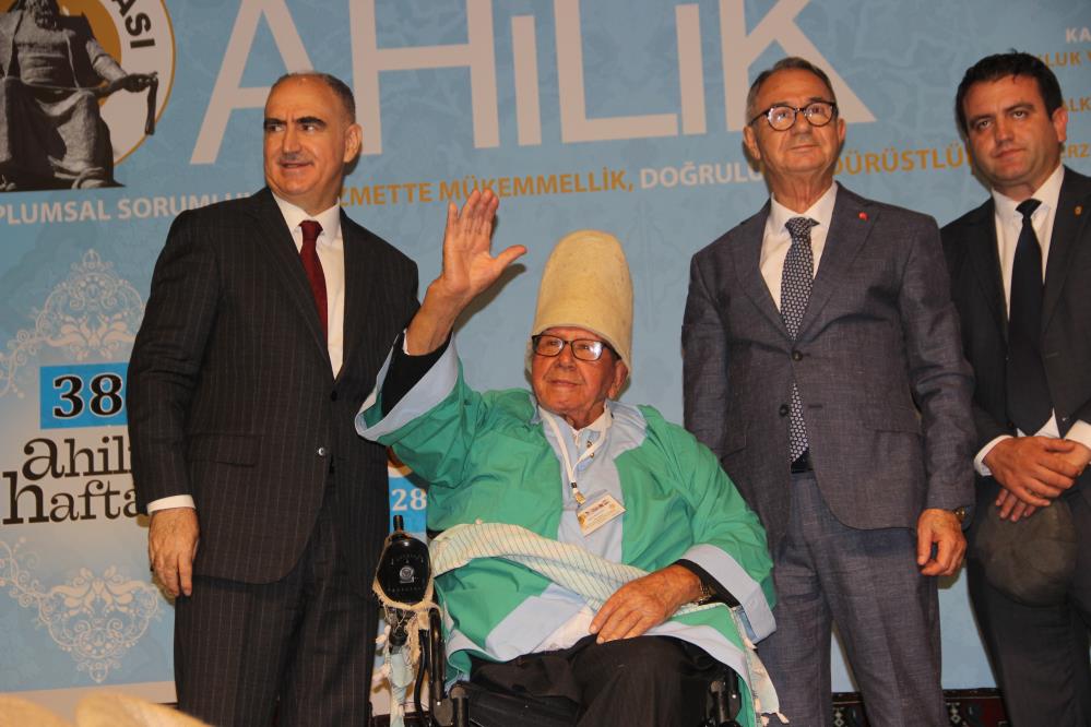 94 Yasindaki Bakkal Abdul Balolsun Manisada Yilin Ahisi Secildi (1)-1