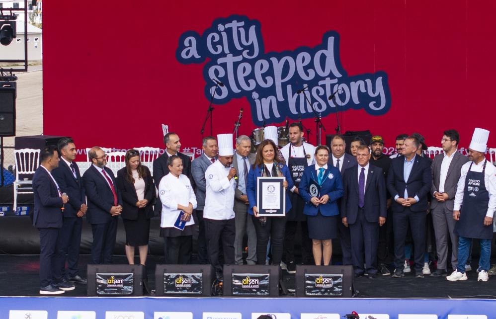 Afyonkarahisarda Dev Sucuklu Yumurta Ile Dunya Rekoru Kirildi (1)-1