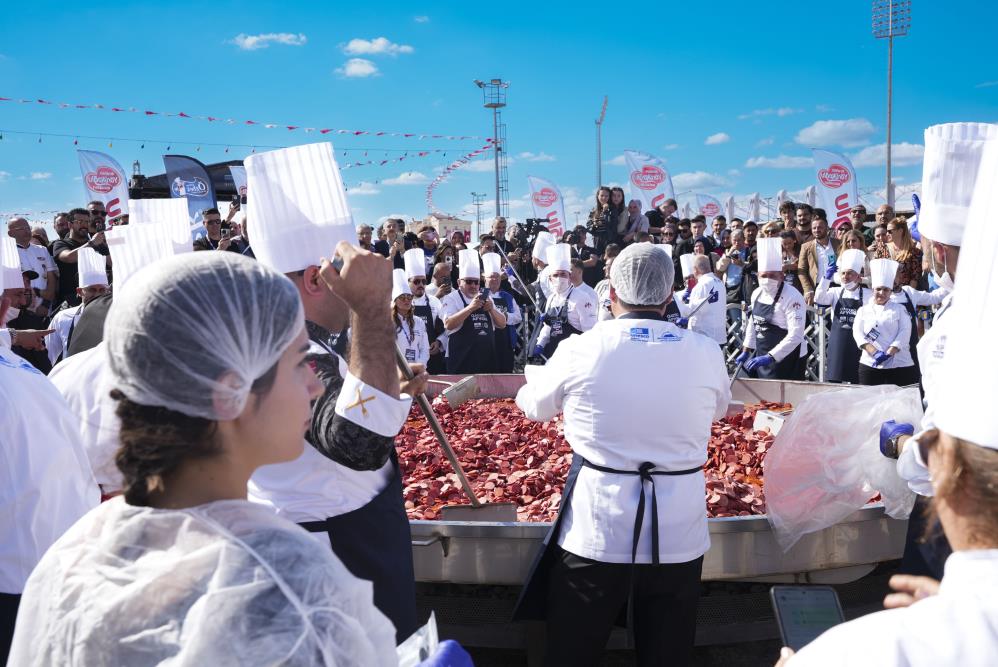Afyonkarahisarda Dev Sucuklu Yumurta Ile Dunya Rekoru Kirildi (3)