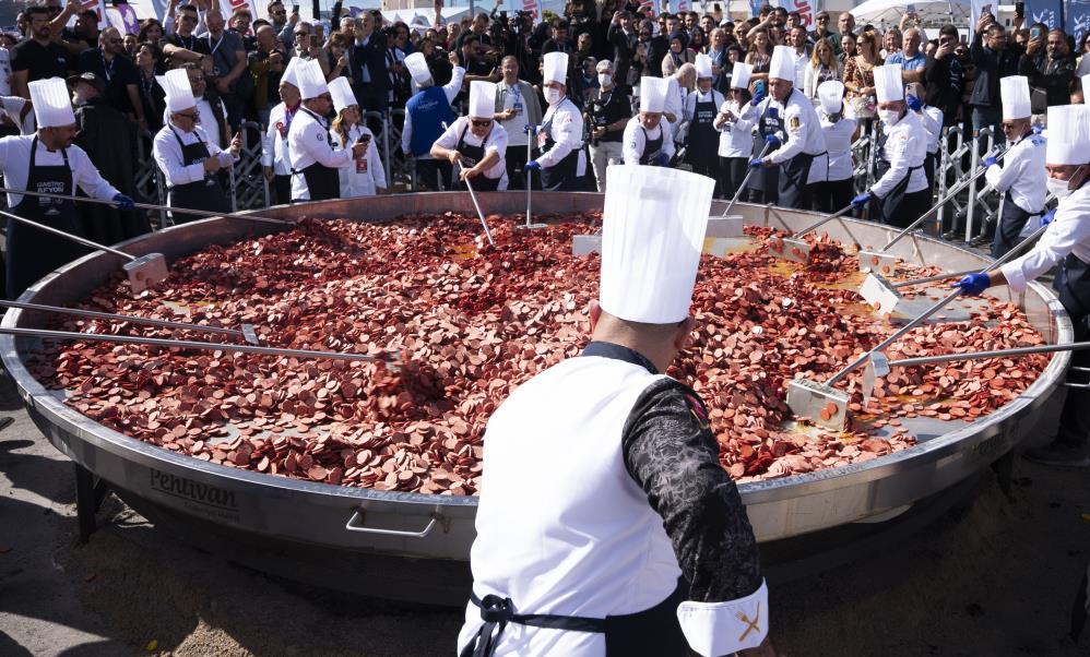 Afyonkarahisarda Dev Sucuklu Yumurta Ile Dunya Rekoru Kirildi (4)