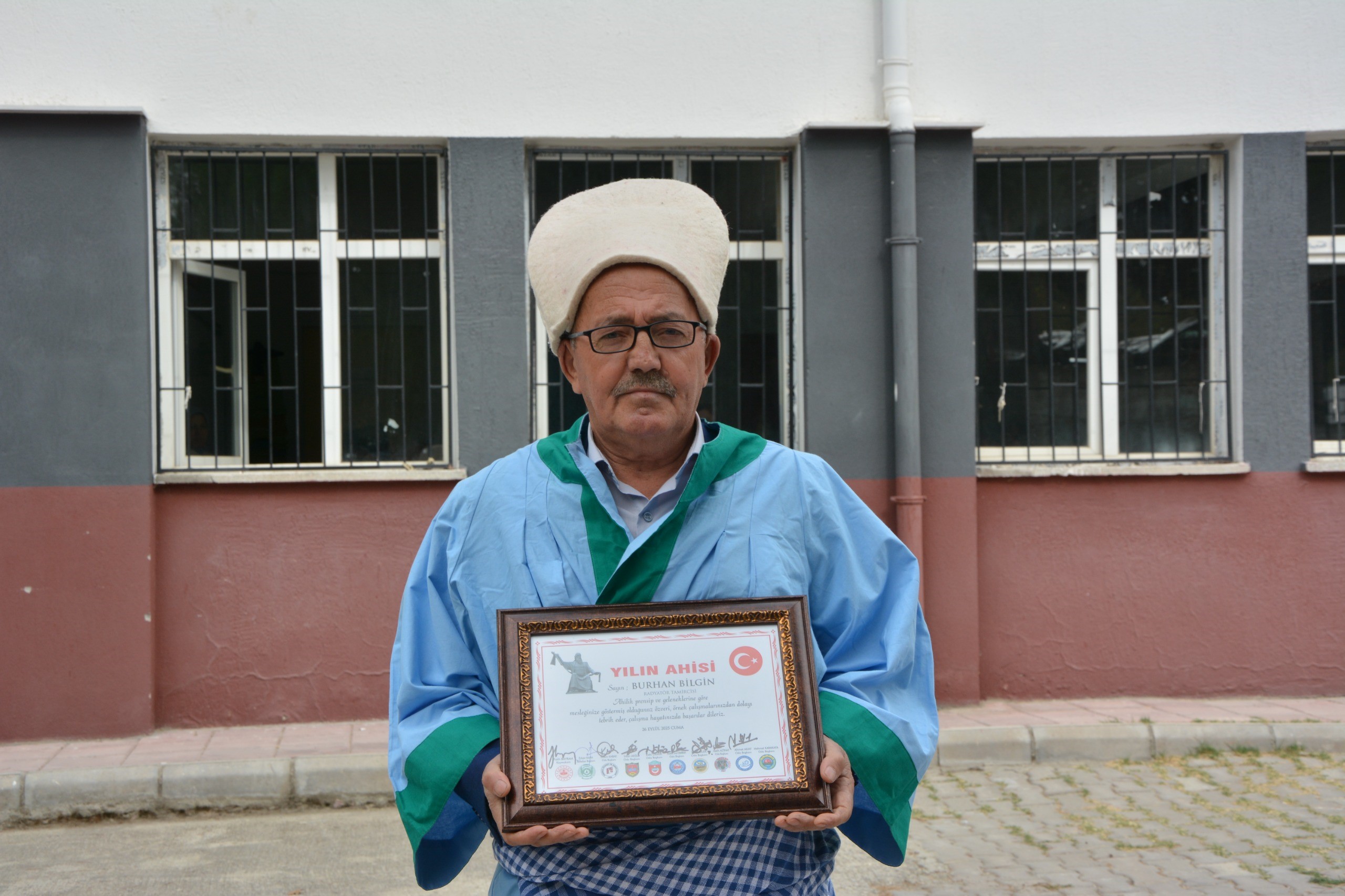 Ahilik Geleneği Demirci’de Can Buldu 39 Yıllık Radyatör Ustası Burhan Bilgin Yılın Ahisi Seçildi (7)