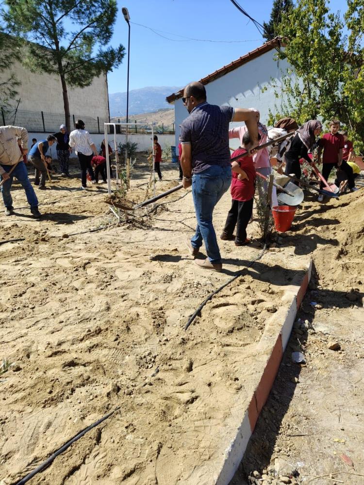 Alasehirde Ogrenciler Ve Veliler Yesil Vatan Icin El Ele (1)