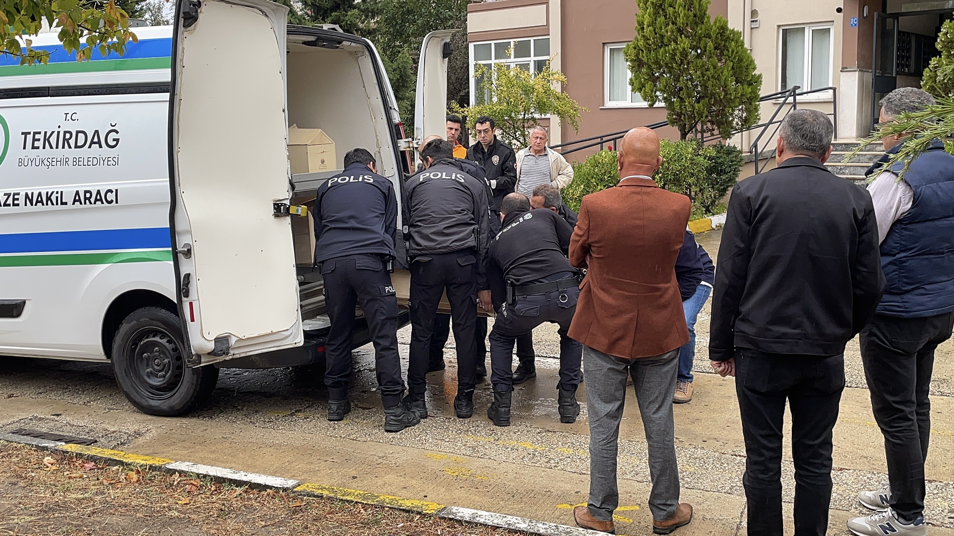 Apartmanın Yangın Merdiveninde Korkunç Olay! 57 Yaşındaki Adam Ölü Bulundu (4)