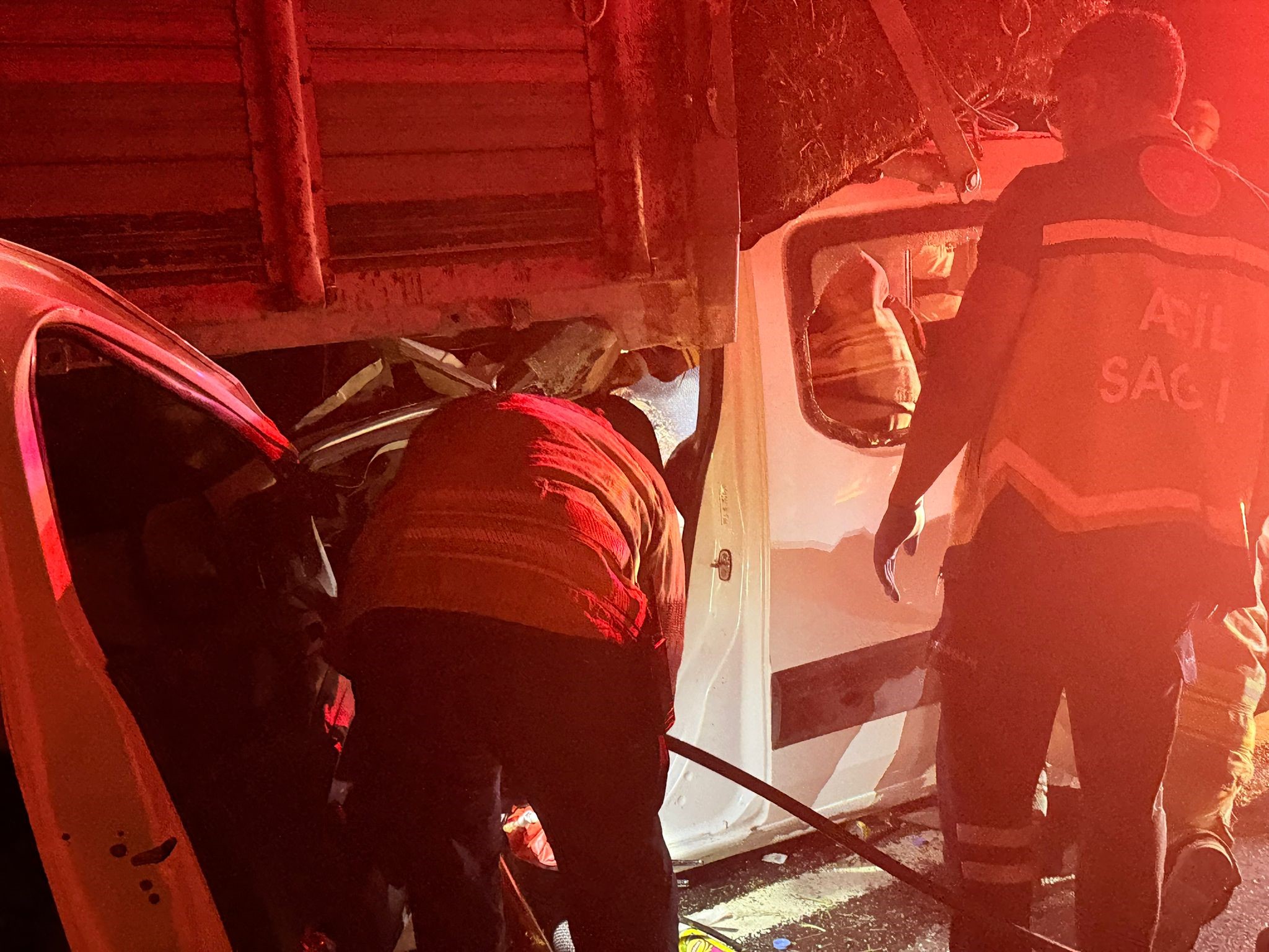 Araç Kamyonun Altına Saplandı! 19 Ve 20 Yaşındaki Gençler Olay Yerinde Öldü (6)