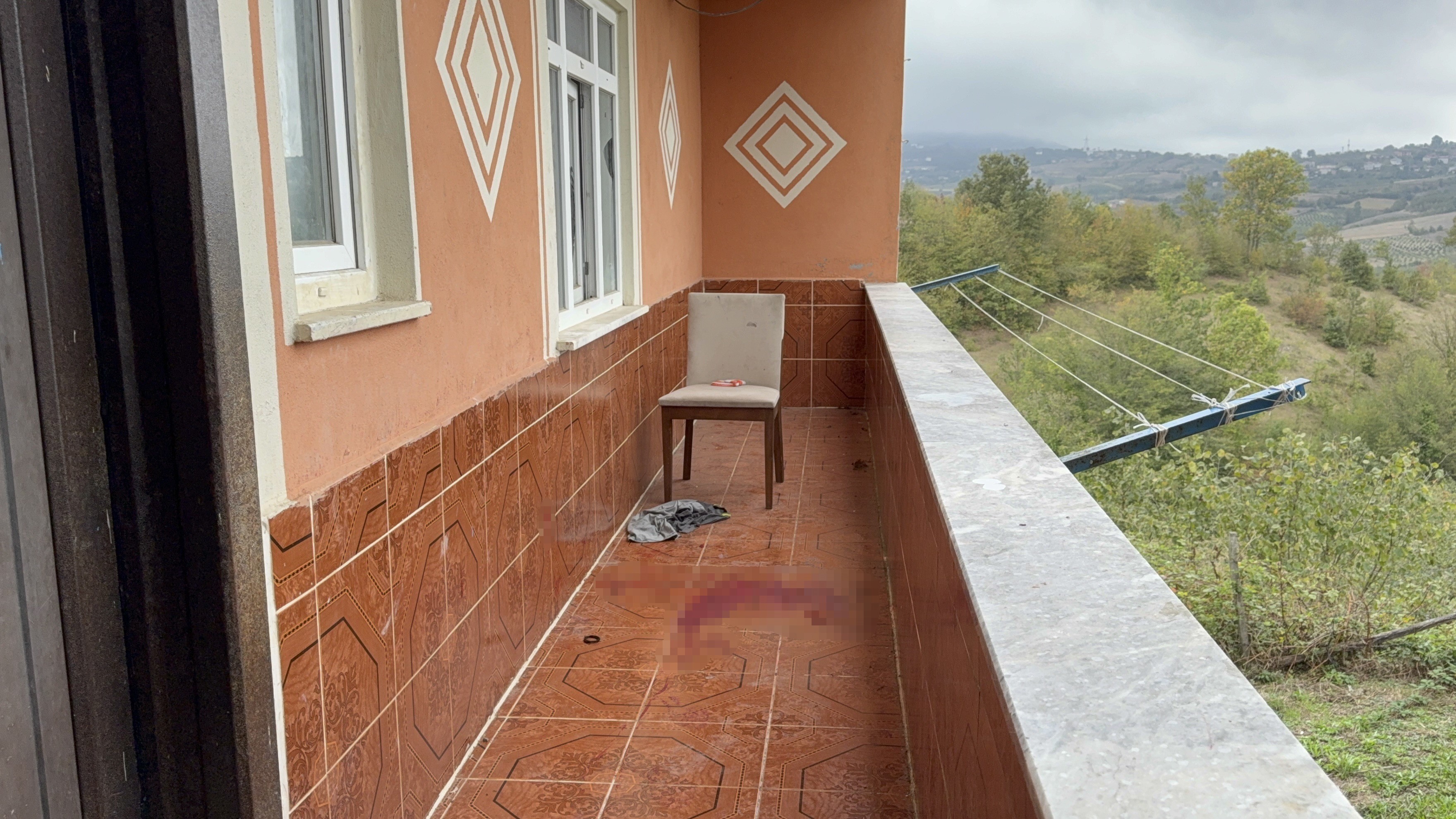 Balkonda Korkunç Cinayet! Cani Koca, Eşini Bardakla Kafasına Defalarca Vurarak Öldürdü (4)