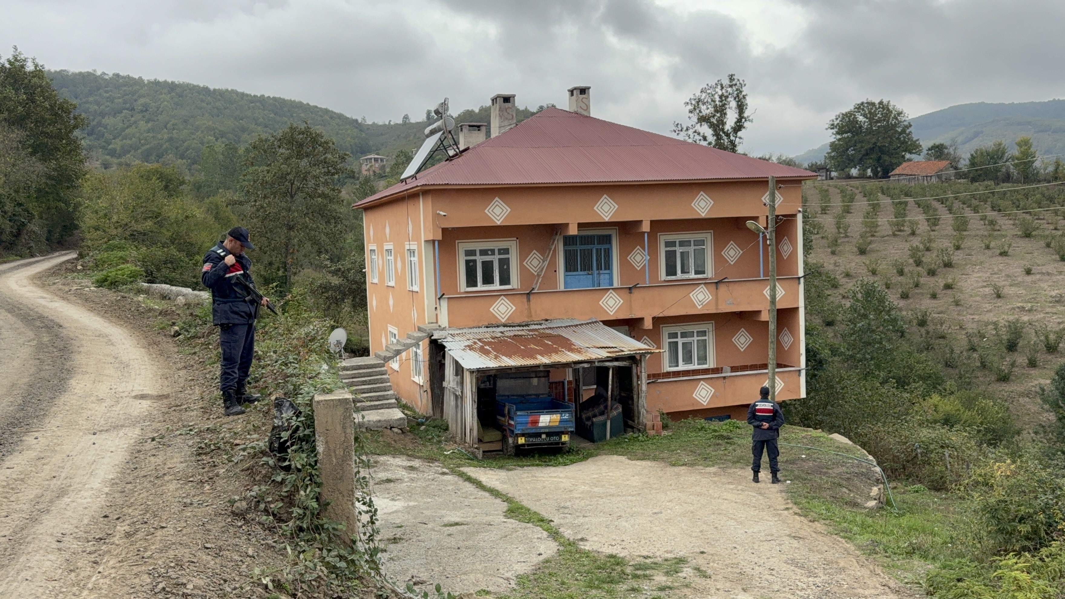 Balkonda Korkunç Cinayet! Cani Koca, Eşini Bardakla Kafasına Defalarca Vurarak Öldürdü (7)