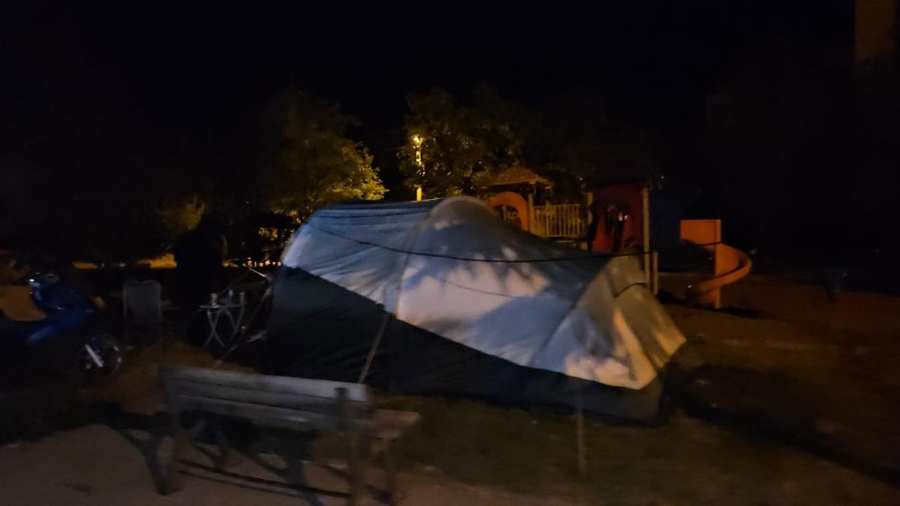 Bolge Diken Ustunde Komsu Ilde Vatandaslar Geceyi Disarda Geciriyor (3)