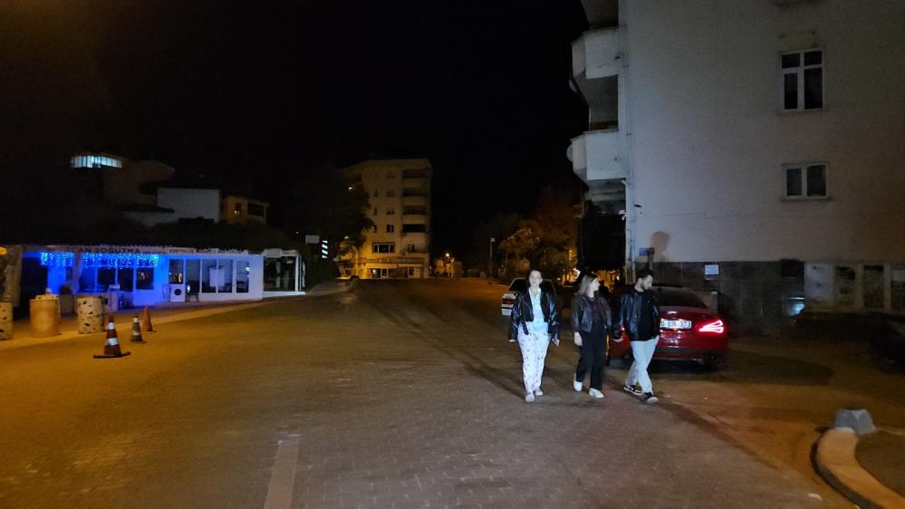 Bolge Diken Ustunde Komsu Ilde Vatandaslar Geceyi Disarda Geciriyor (4)