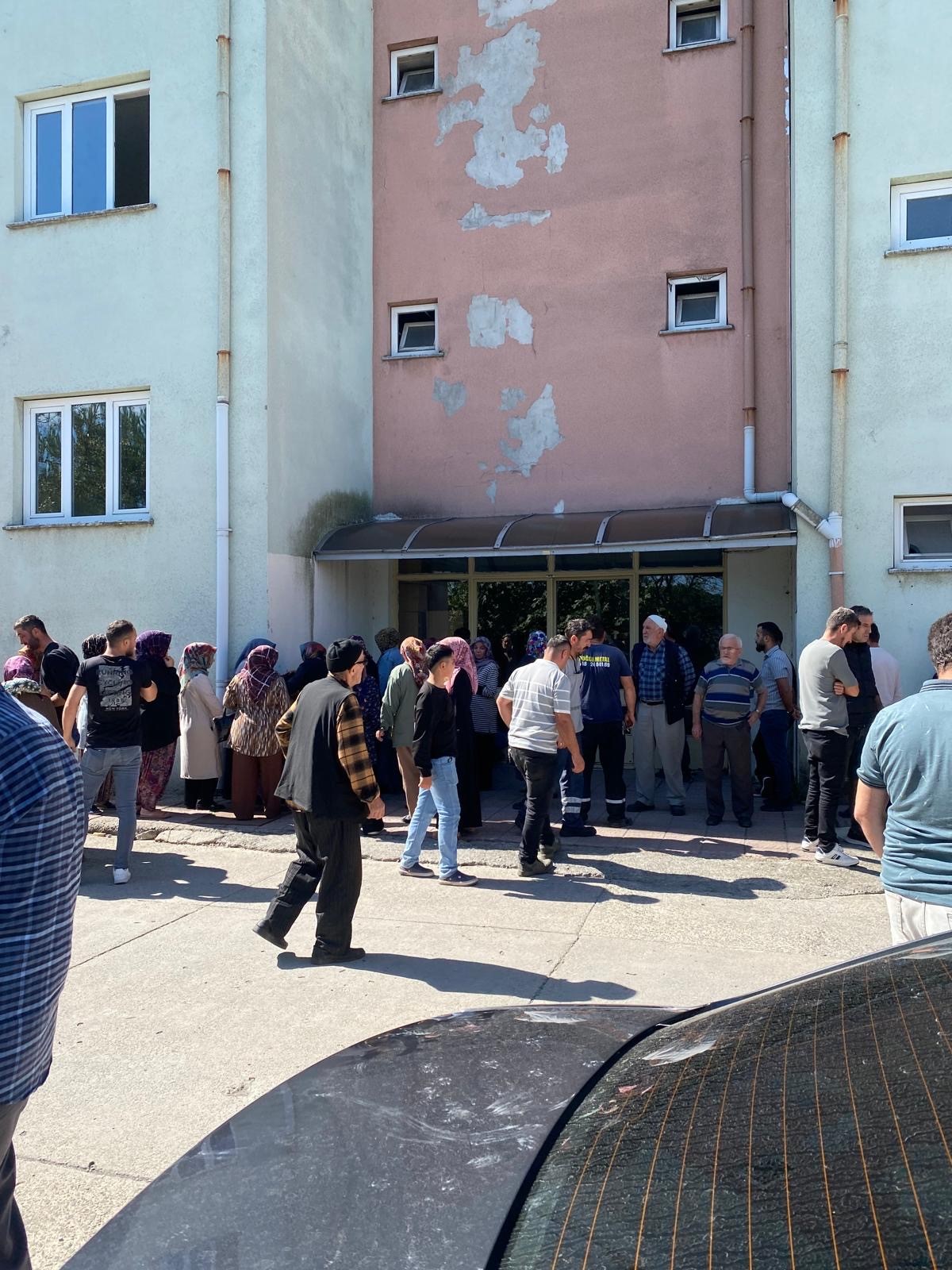 Ceviz Toplama Için Ağaca Çıktı… Elektrik Tellerine Temas Eden Adam Hayatını Kaybetti (3)