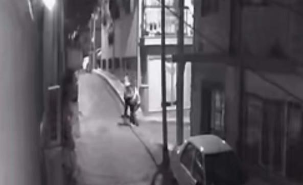 Cinayet Anı Kamerada! Boğazından Bıçak Darbesi Alan Adam Hayatını Kaybetti (4)