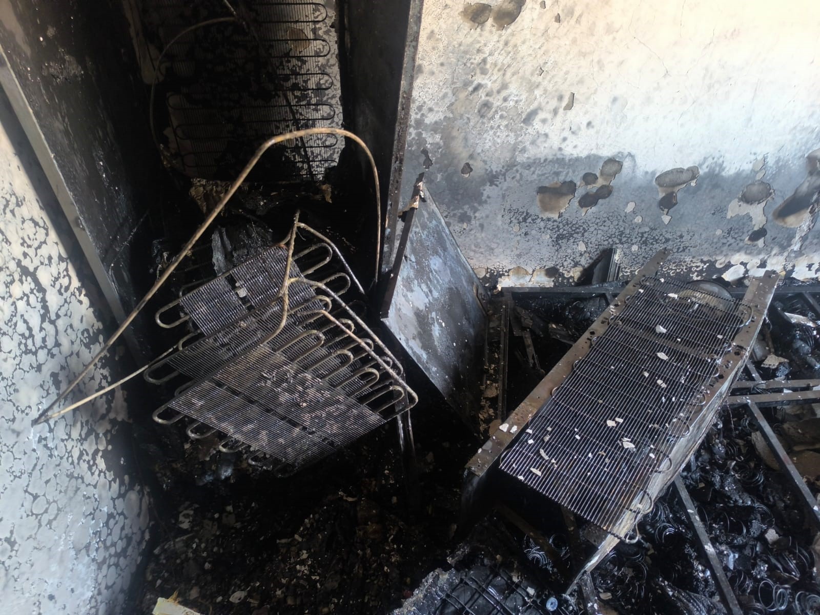 Daire Yangını Korku Dolu Anlar Yaşattı! Balkondan Atlayan Adam Kurtarılamadı (2)