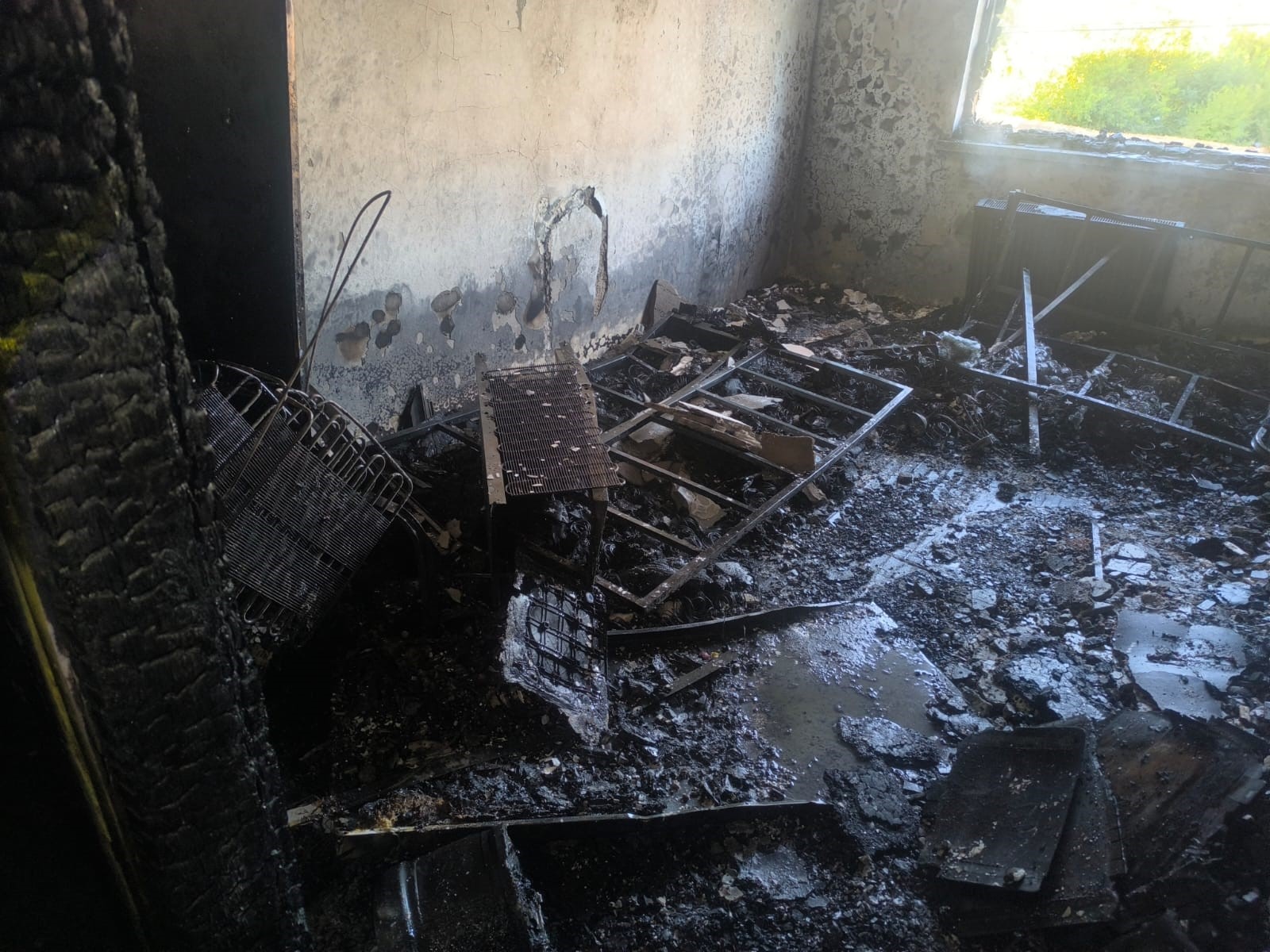 Daire Yangını Korku Dolu Anlar Yaşattı! Balkondan Atlayan Adam Kurtarılamadı (3)