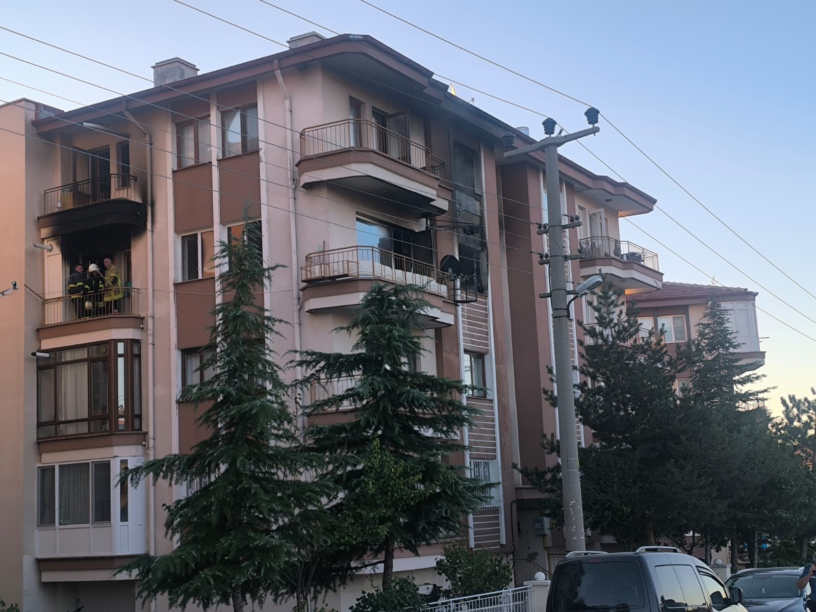 Daire Yangını Korku Dolu Anlar Yaşattı! Balkondan Atlayan Adam Kurtarılamadı (4)