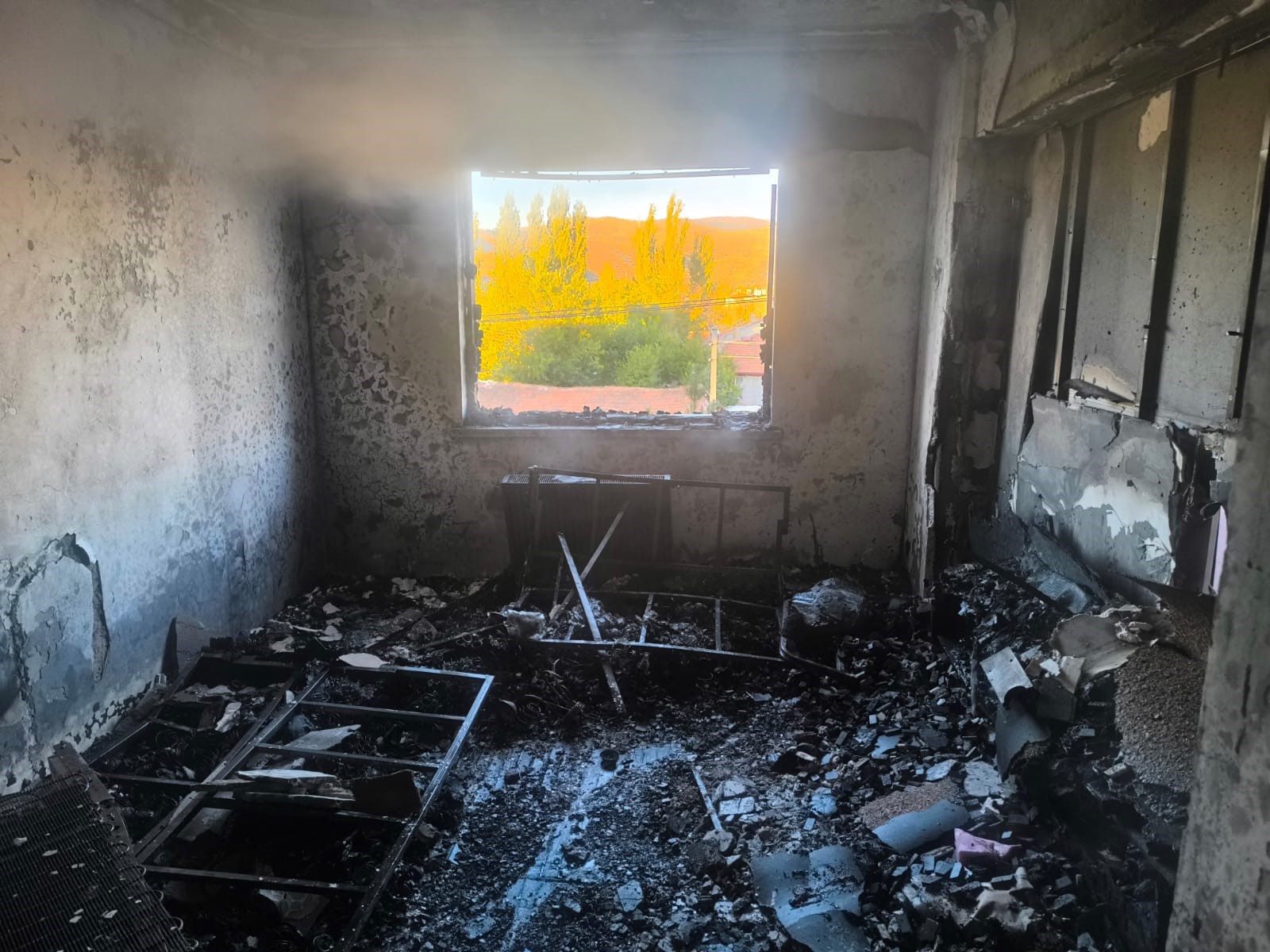 Daire Yangını Korku Dolu Anlar Yaşattı! Balkondan Atlayan Adam Kurtarılamadı (5)