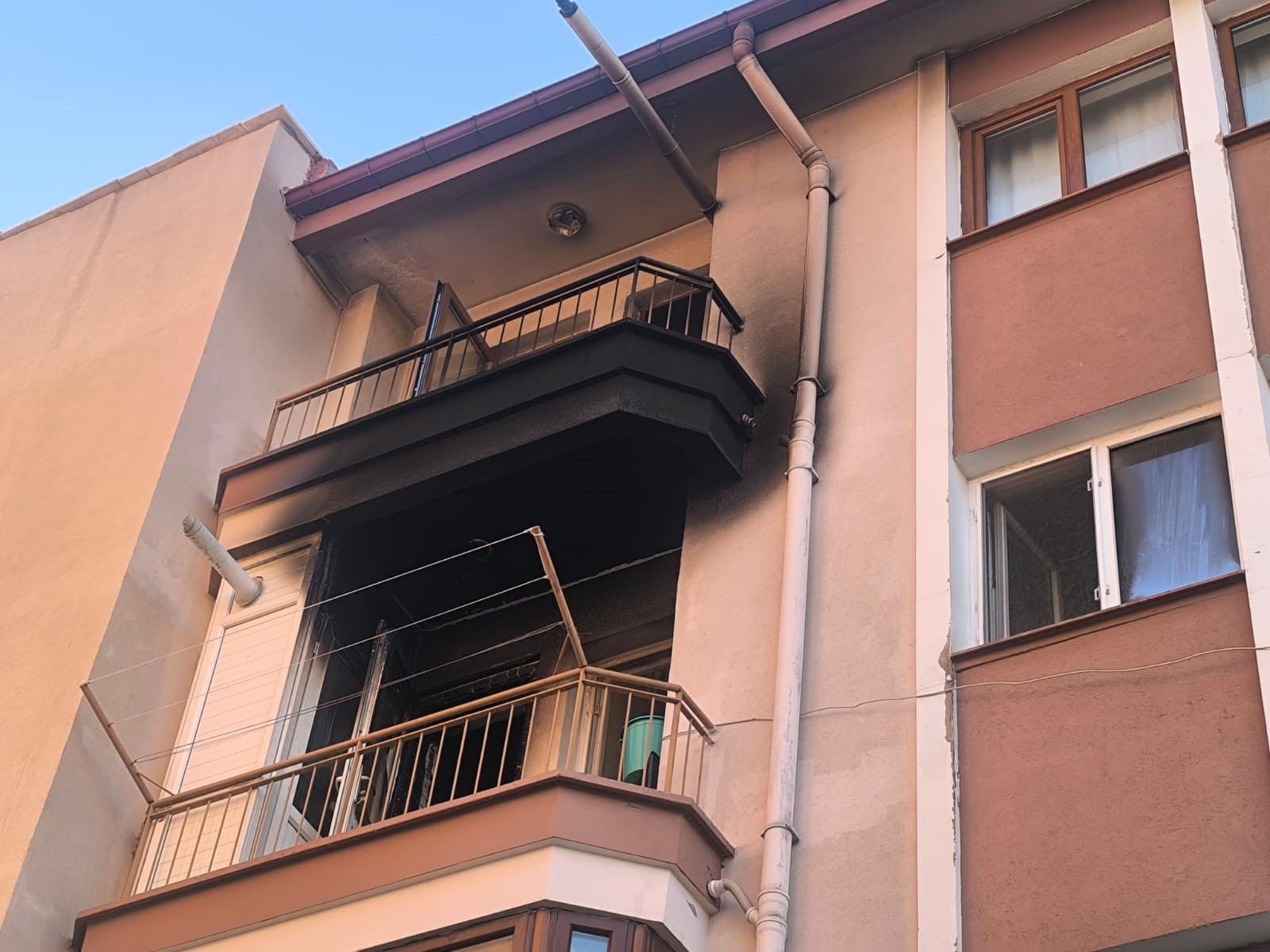 Daire Yangını Korku Dolu Anlar Yaşattı! Balkondan Atlayan Adam Kurtarılamadı (6)