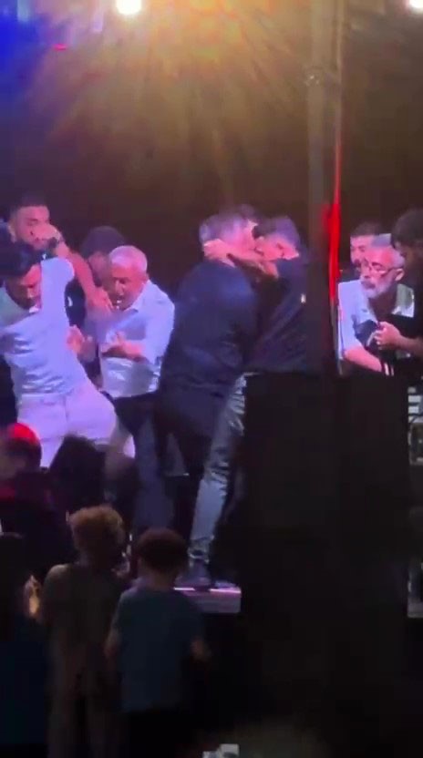 Düğünde Korku Dolu Anlar Halay Başı Olmak Isteyen Şahıs Soliste Saldırdı! (2)