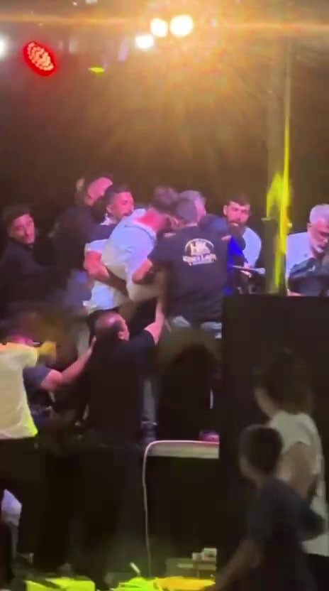 Düğünde Korku Dolu Anlar Halay Başı Olmak Isteyen Şahıs Soliste Saldırdı! (3)